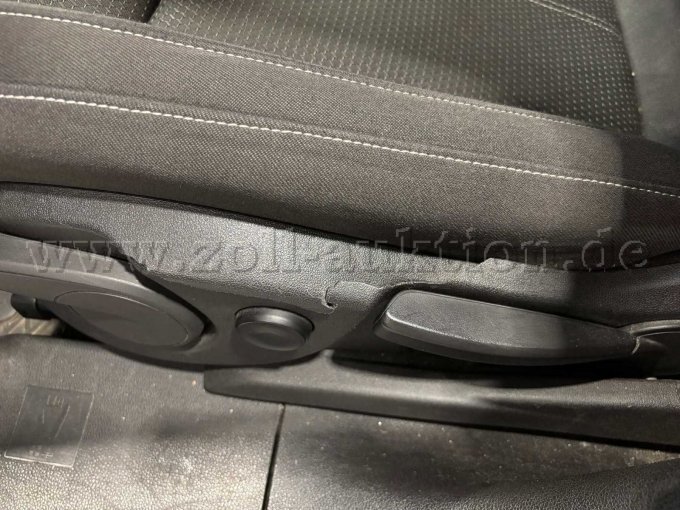 Beschädigung Sitzverkleidung Fahrersitz