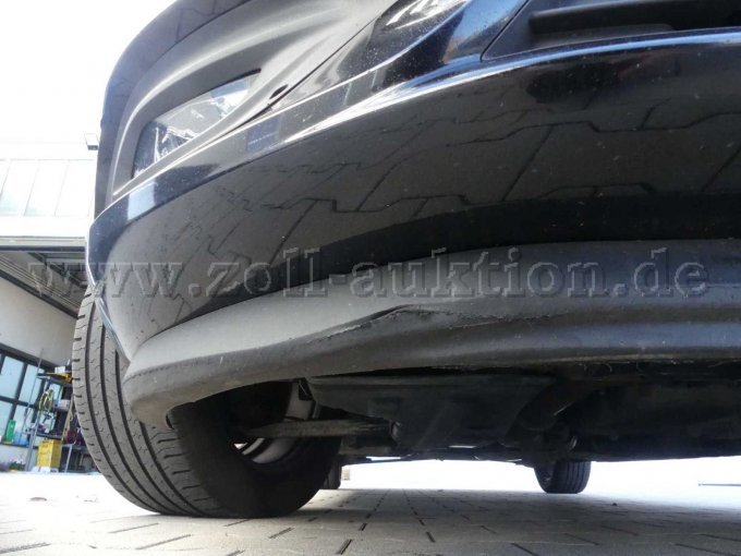 Spoiler unter Stoßfänger vorn beschädigt