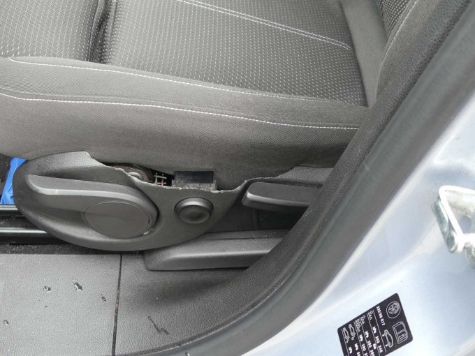 Beispiel beschädigte Verkleidung Sitz vorn links