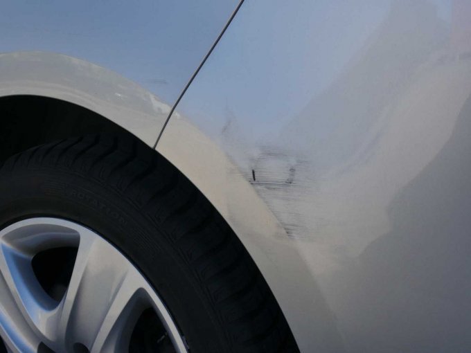 Beispiel Beschädigungen Seitenwand und Stoßfänger hinten