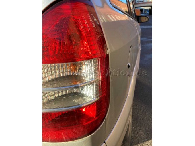 rechtes Rücklicht, es befinden sich Klebestreifen an der Plastikabdeckung