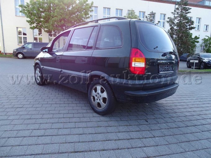 Opel Zafira Gesamtansicht von hinten links