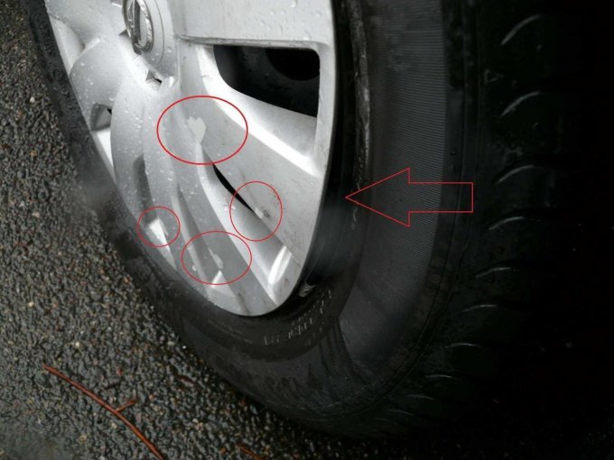 Beispielschaden Radzierblende Befestigung und Lackabplatzer