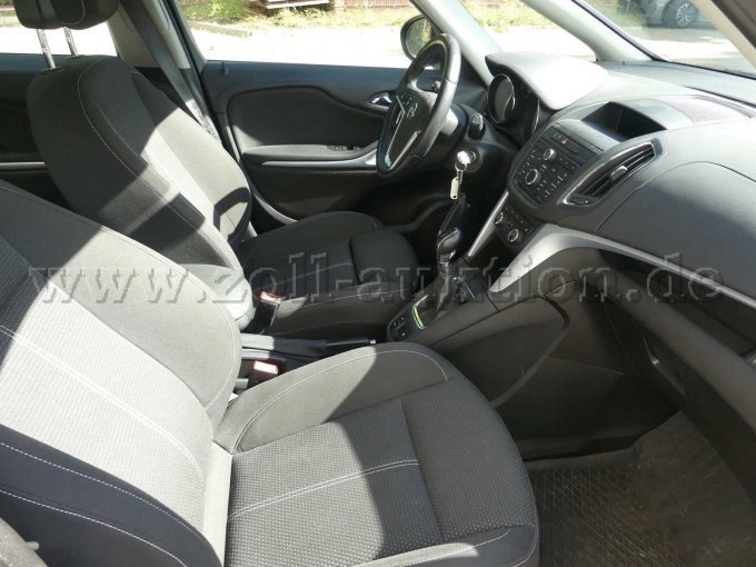 Einstieg und Fahrgastraum vorn rechts