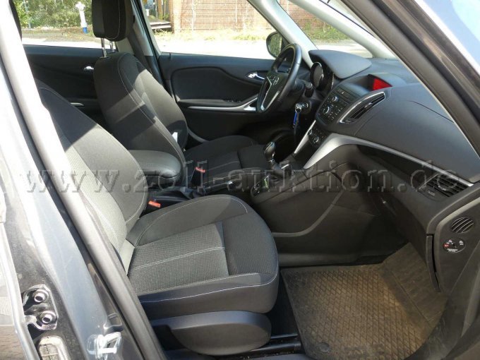 Einstieg und Fahrgastraum vorn rechts