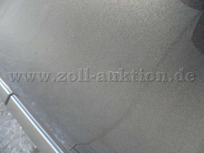 Tür vorn rechts Delle und verschürft