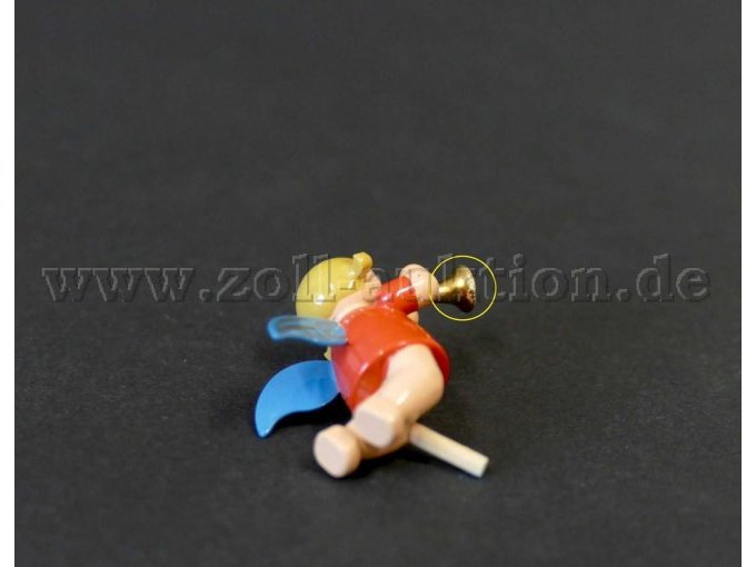 bei dem roten Trompetenengel ist eine ganz kleine Farbabplatzung an der Unterseite der Trompete