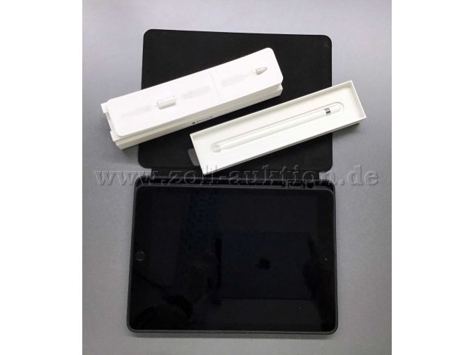 Apple iPad 7 + Commander Schutzhülle + Apple Pencil aufgeklappt+Zubehör