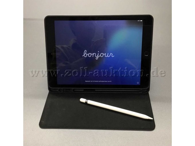 Apple iPad 7 + Commander Schutzhülle + Apple Pencil Apple iPad 7 + Commander Schutzhülle + Apple Pencil