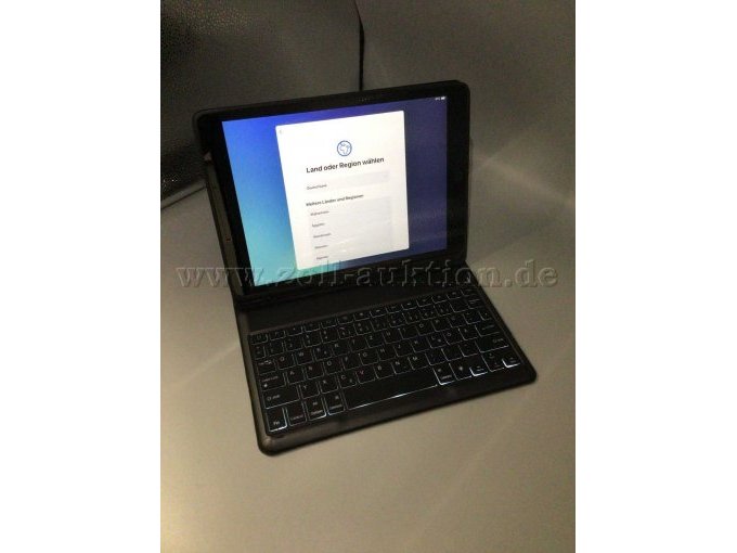 iPad 7 in Hülle mit Qwertz-Tastatur