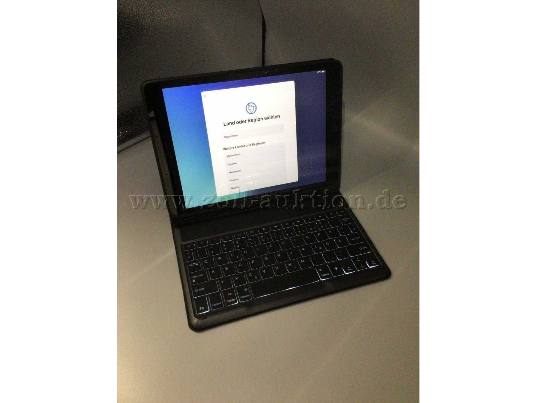 iPad 7 in Hülle mit Qwertz-Tastatur