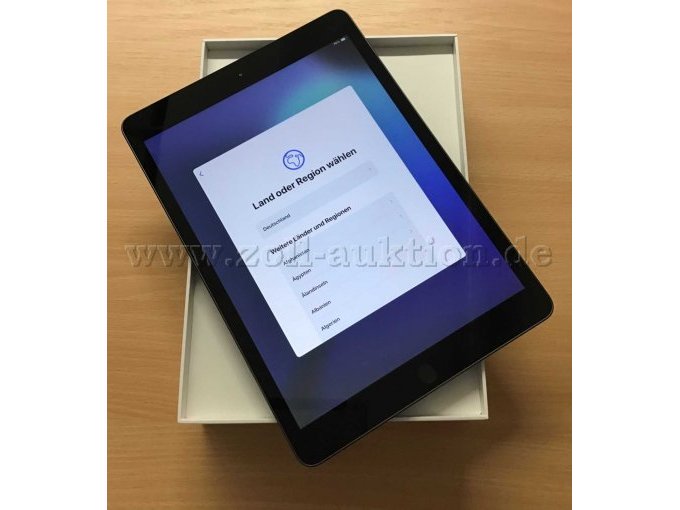Apple iPad 7. Generation, Front mit Bildschirm an und liegt auf dem Karton