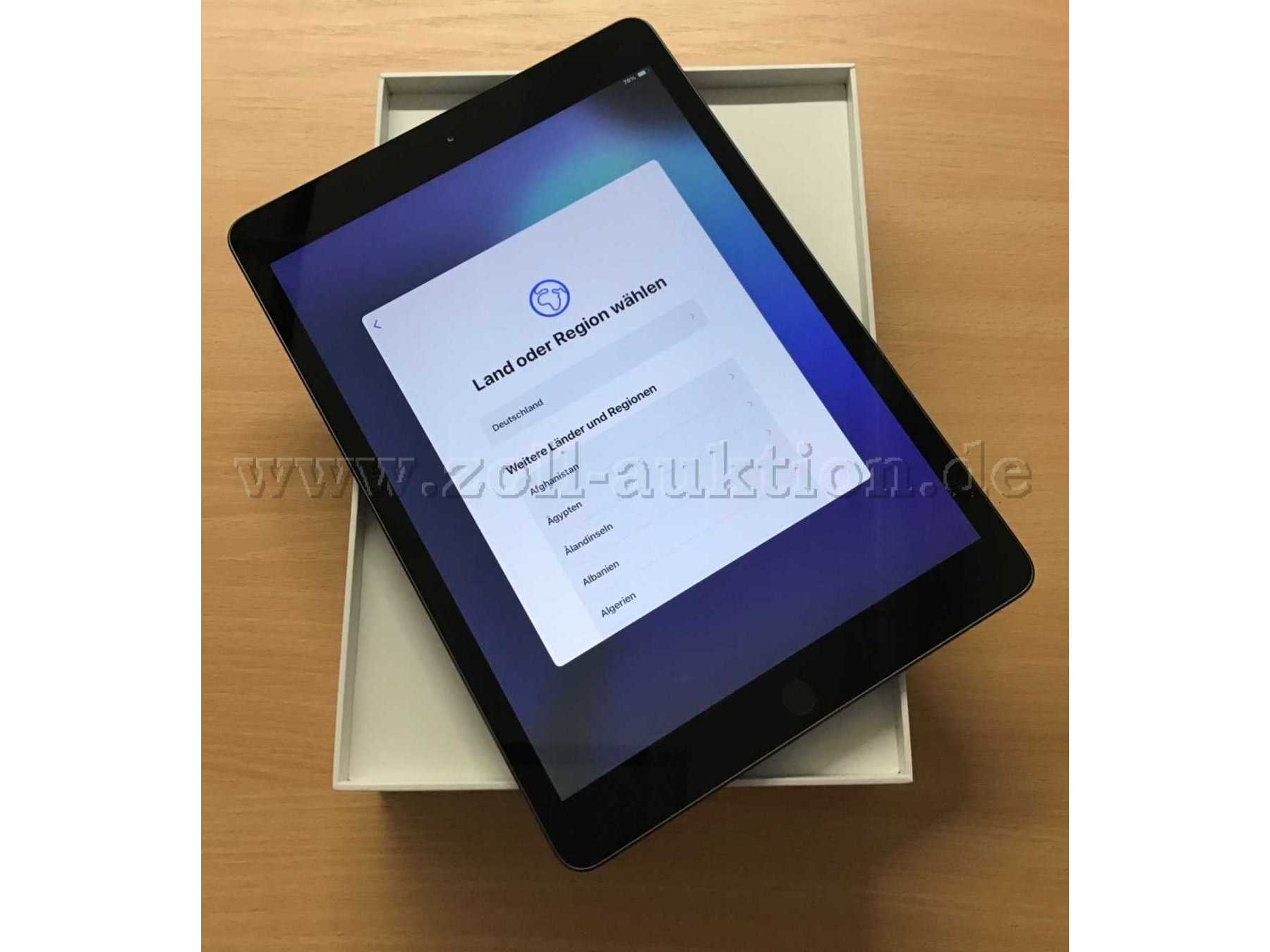Apple iPad 7. Generation, Front mit Bildschirm an und liegt auf dem Karton