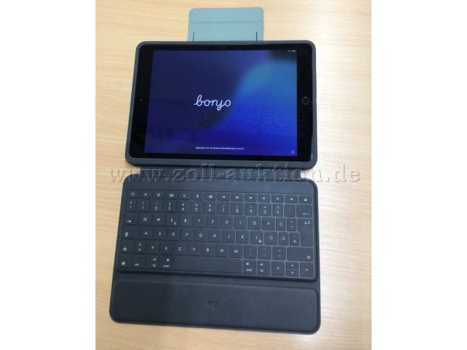 Apple iPad 7 in der Hülle mit Tastatur Apple iPad 7 in der Hülle mit Tastatur