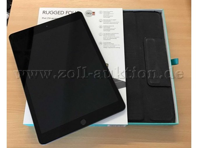 Apple iPad 7 liegt auf Karton der Tastaturhülle. Dieser ist etwas geöffnet.