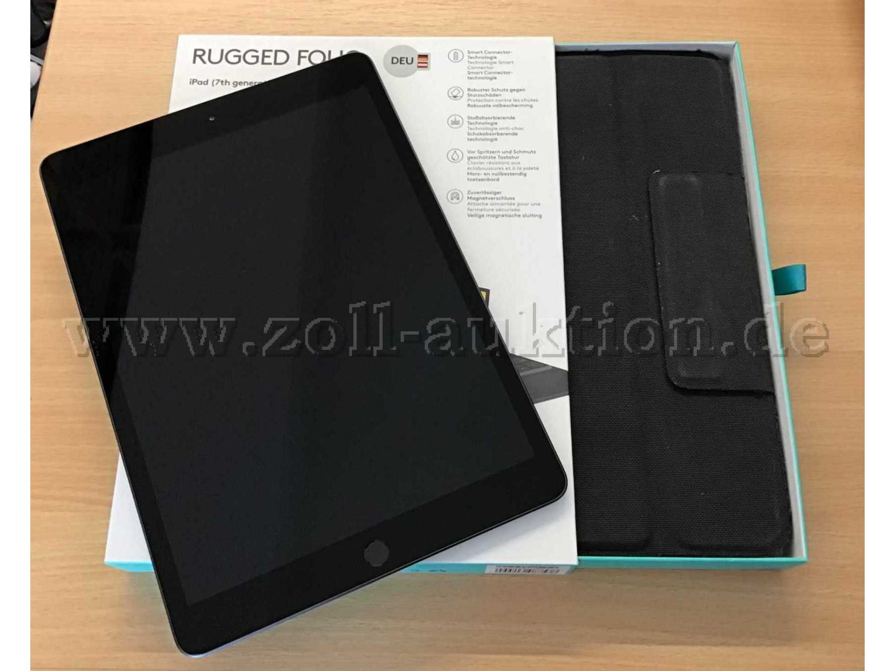 Apple iPad 7 liegt auf Karton der Tastaturhülle. Dieser ist etwas geöffnet.