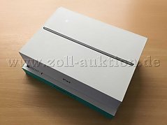 Apple iPad 7 und Logitech Tastaturhülle in ihren Kartons