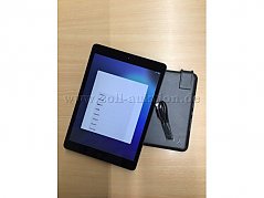 Ansicht iPad auf Hülle liegend mit Kabel