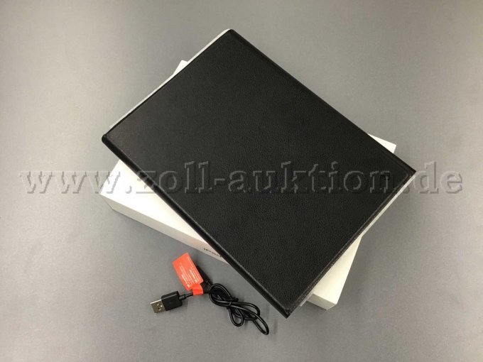 Ansicht iPad 9 im verpackten Karton, dazu Fintie-Hülle zugeklappt und Ladekabel