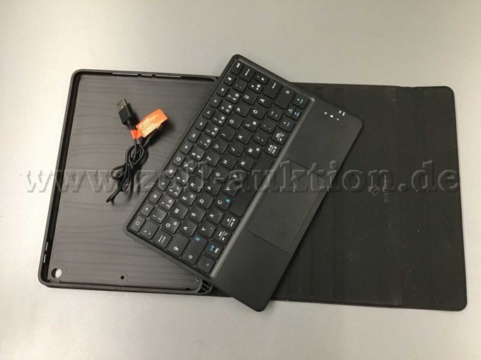 Fintie-Hülle geöffnet, Ansicht der Tastatur und des Ladekabels