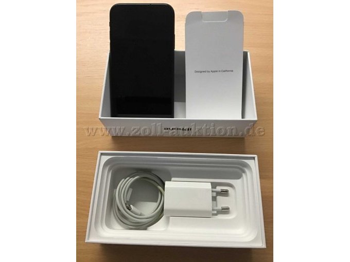 Apple iPhone 11 mit Ladekabel und Adapter
