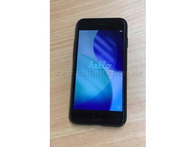 Apple iPhone SE 2 liegt mit leuchtendem Display auf dem Tisch