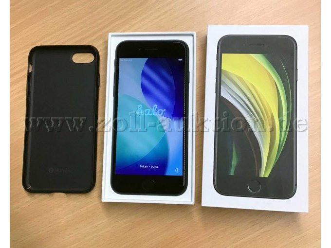 Apple iPhone SE 2 liegt im geöffneten Originalkarton. Daneben liegt die mattschwarze Hülle