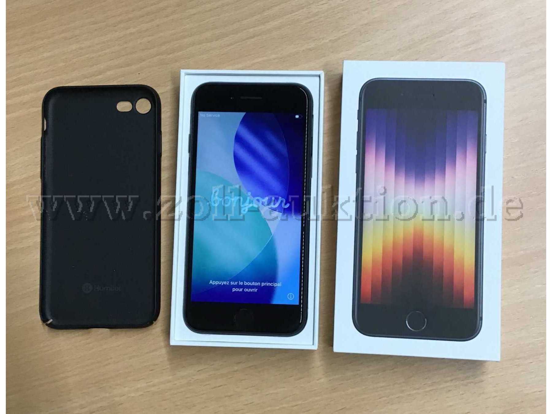 Ansicht von dem Apple iPhone SE 3. Generation Vorderseite angeschaltet mit Karton. Daneben liegt die Hülle