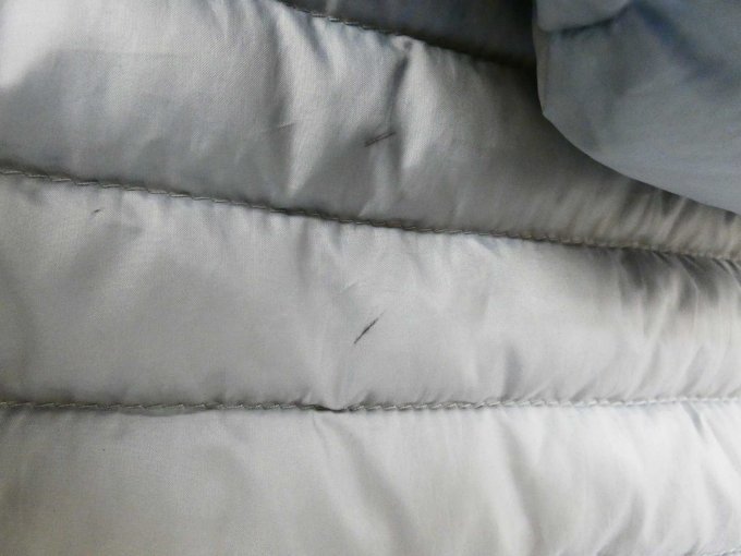 Daunenjacke von Colmar_ zwei schwarze Striche unter Kapuze