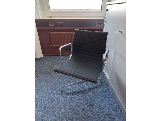 Designer Stuhl Vitra im Raum