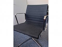 Seitlicher Blick auf den Stuhl Vitra Aluminium von Charles und Ray Eames EA 108 mit verchromten Armlehnen