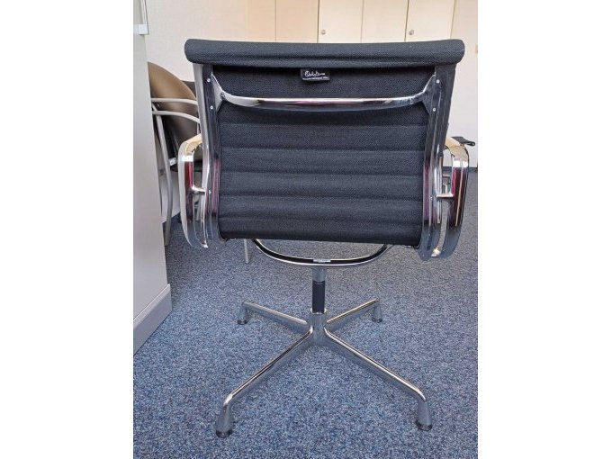 Stuhl von hinten mit Herstellermarkierung "Charles und Ray Eames. The authorised original. Vitra"