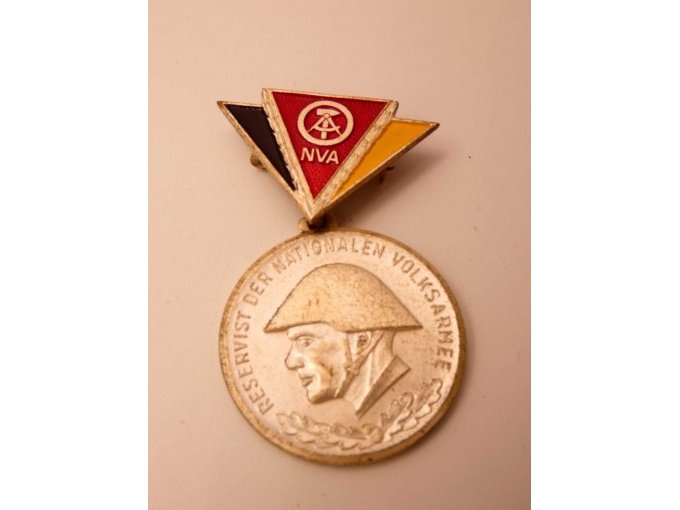 Sammlung Militärorden_ NVA-Reservistenmedaille_ Seite mit dem Kopf und Flaggenfarben mit NVA