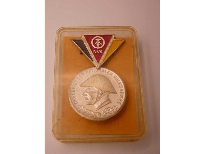Sammlung Militärorden_ NVA-Reservistenmedaille in der Plastikbox