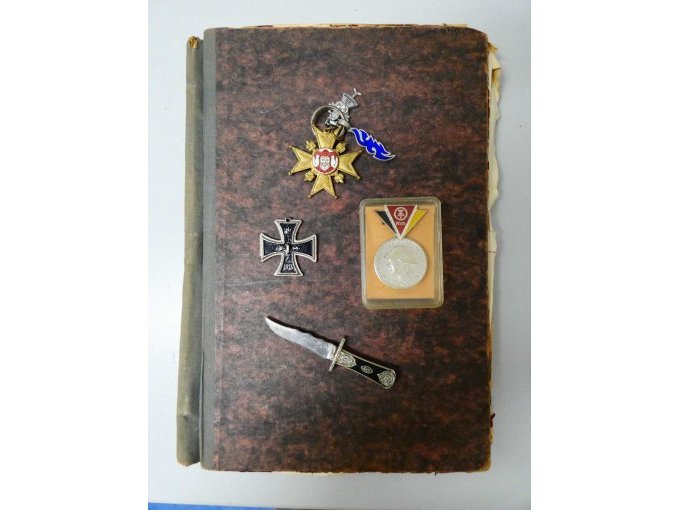 Sammlung Militärorden_ Gesamtansicht auf eisernes Kreuz, NVA-Medaille, arabisches Messer, Narrenkreuz und Notizbuch Sammlung Militärorden_ Gesamtansicht auf eisernes Kreuz, NVA-Medaille, arabisches Messer, Narrenkreuz und Notizbuch