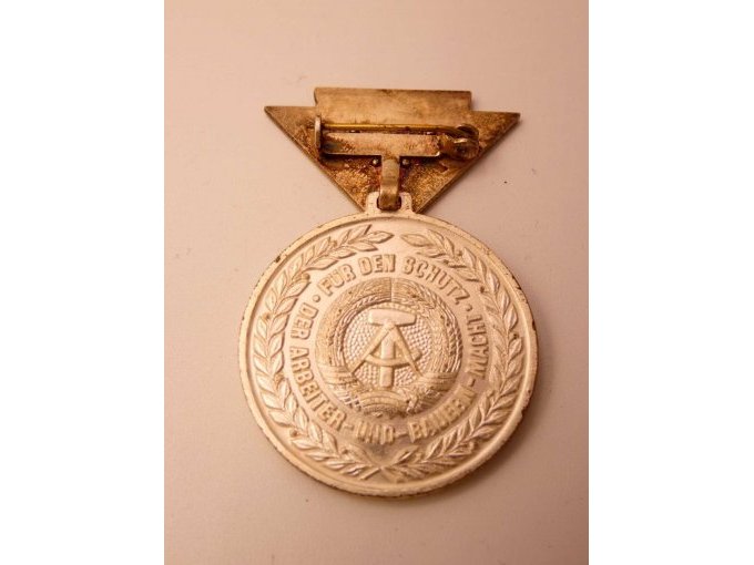 Sammlung Militärorden_ NVA-Reservistenmedaille_ Ansicht Rückseite mit Stecknadel