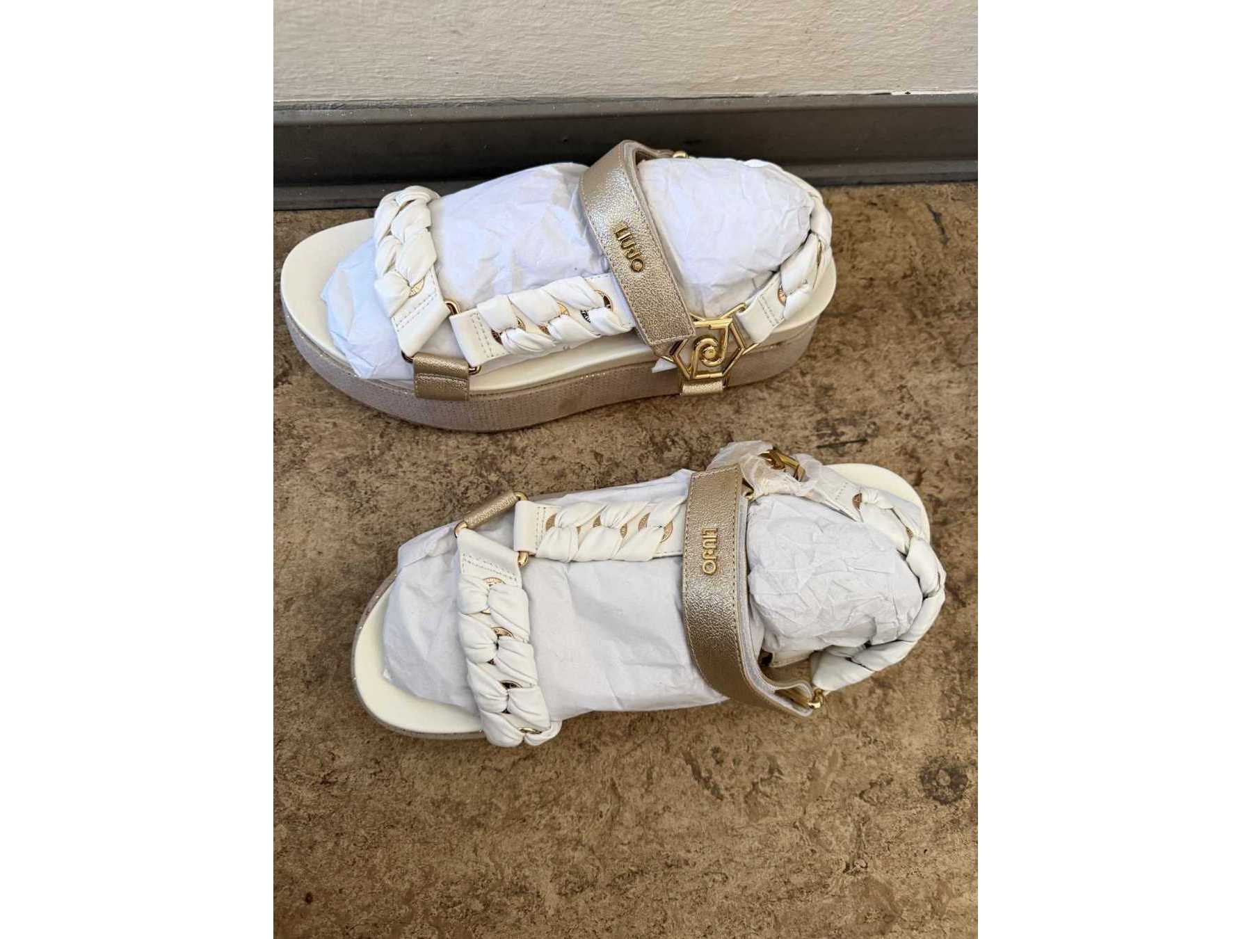 Paar Sandalen