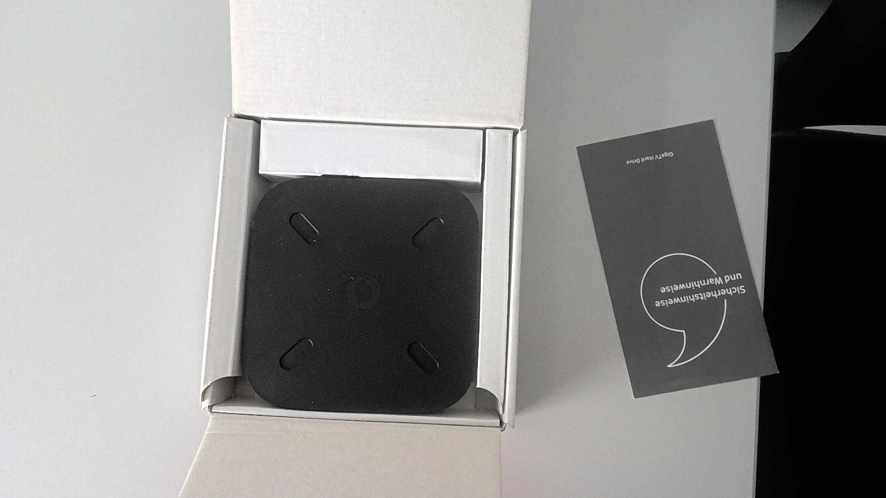 1 originální sada Vodafone z 3x Giga TV Cable Box 2 + 1x Giga TV Hard Drive