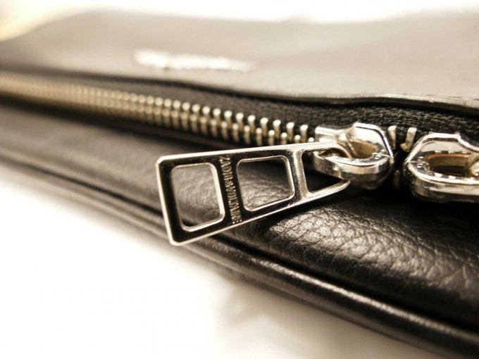 Handtasche Zadig & Voltaire_ Nahansicht auf Reißverschluss mit Labelnamen