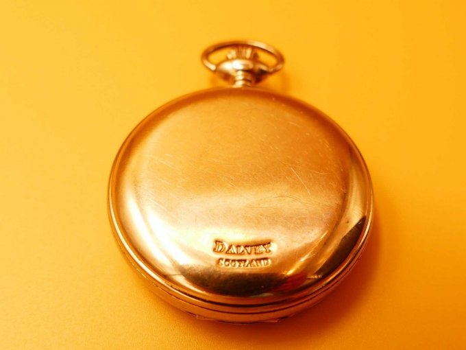 Taschenuhr Dalvey_ Ansicht auf Rückseite und unteren Rand