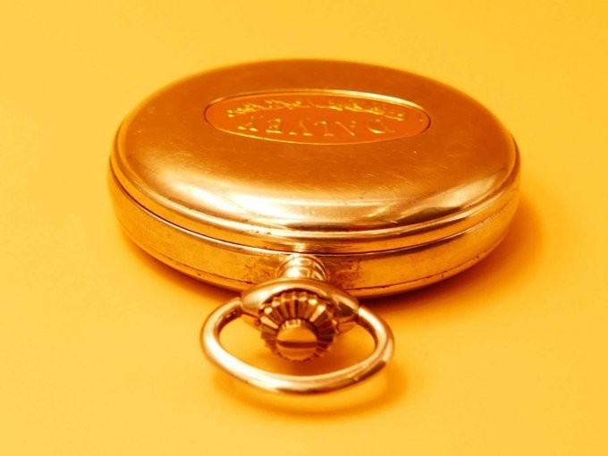 Taschenuhr Dalvey_ Nahansicht auf den Drehknopf mit Öse