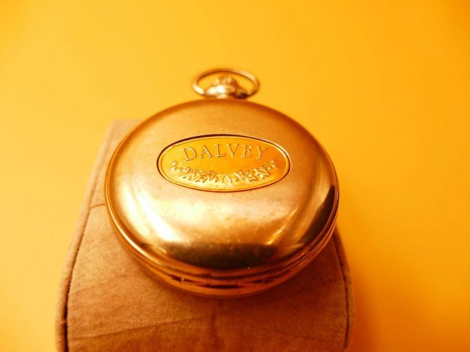 Taschenuhr Dalvey_ Ansicht auf oberen Deckel und unteren Rand