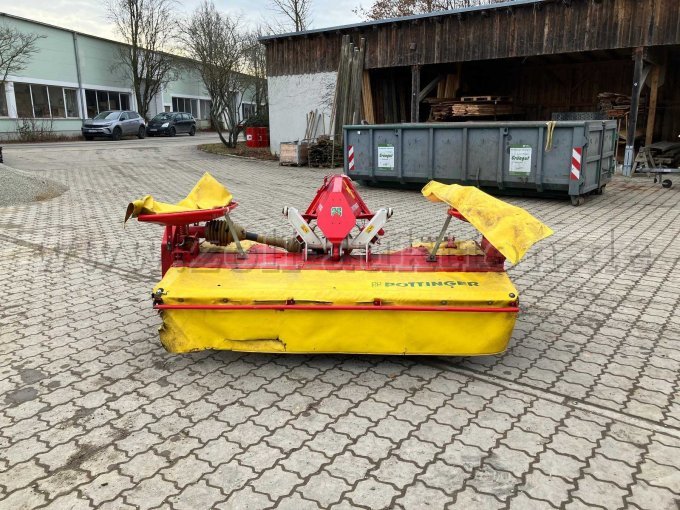 Frontansicht Seiten hochgeklappt