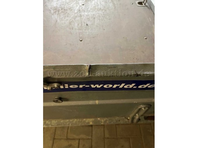 Einschnitt oben Heckklappe