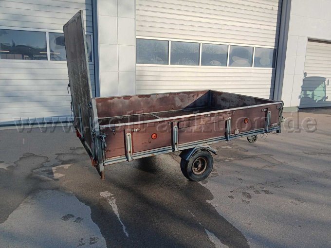 Seitenansicht mit Auffahrrampe