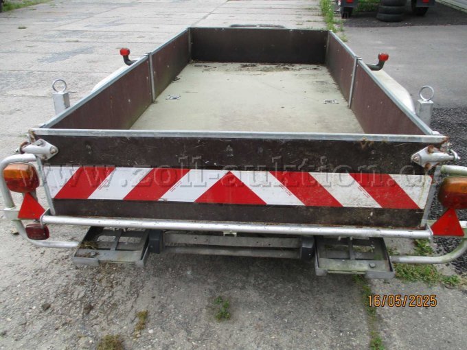 Heckansicht mit Auffahrrampen