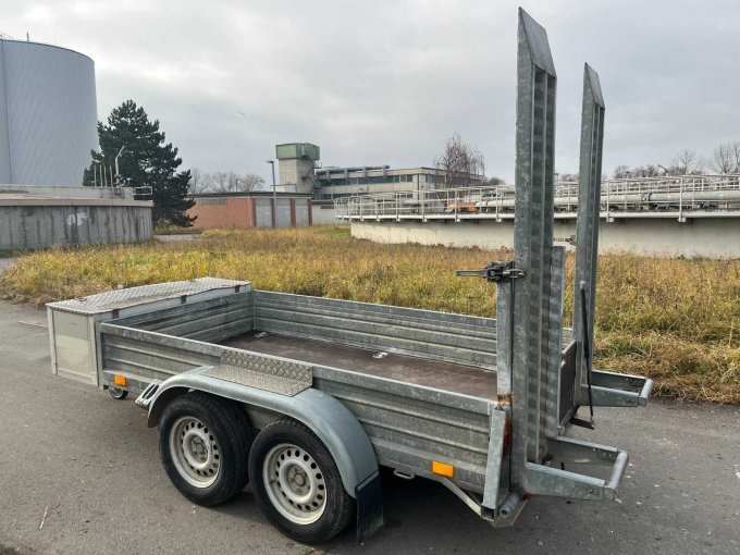PKW-Baumaschinenanhänger Seitenansicht