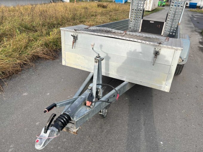 PKW-Baumaschinenanhänger Frontansicht