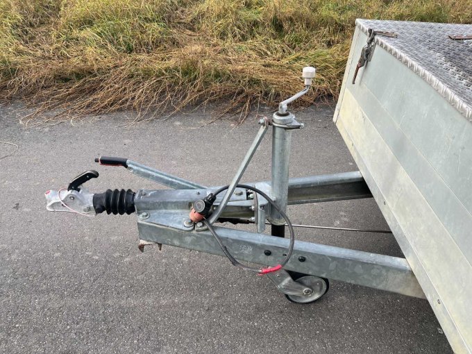 V-Deichsel mit sehr stabilem Abstützrad mit Strebe verstärkt