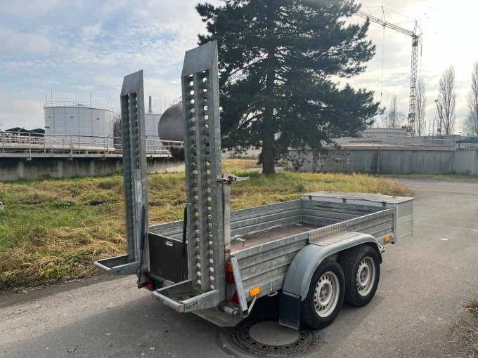 PKW-Baumaschinenanhänger Heckansicht